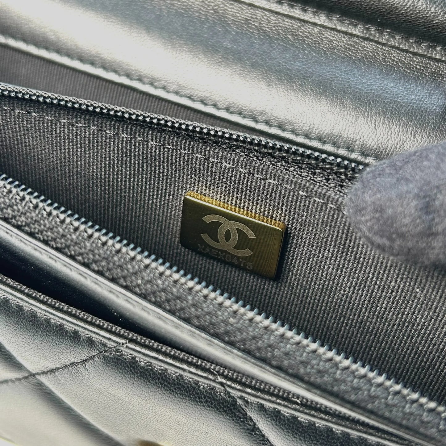 CHANEL 19 Lambskin Chain Wallet - Black 