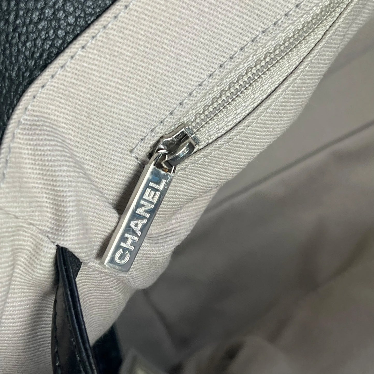 CHANEL ドーヴィルMM グレイズドレザー トートバッグ - ブラック