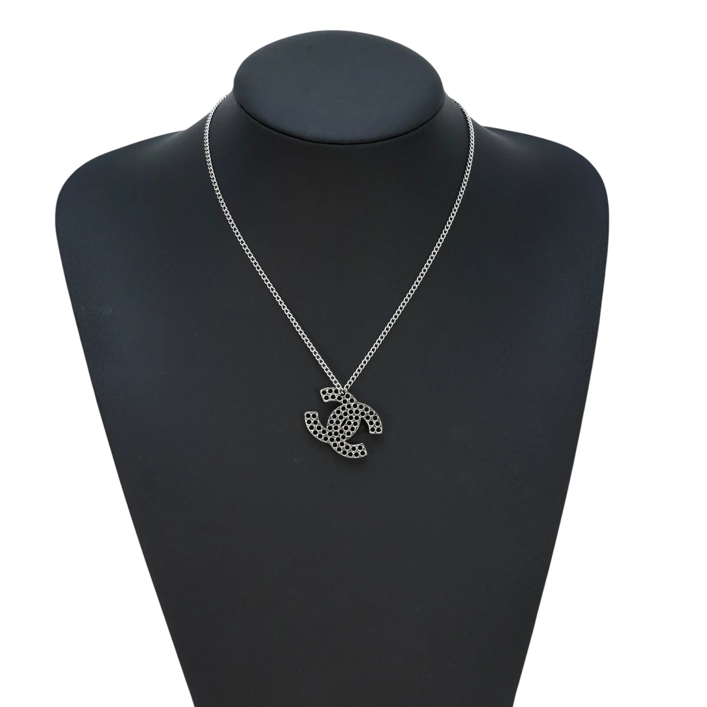 CHANEL パンチング CC ロゴ ネックレス - メタル