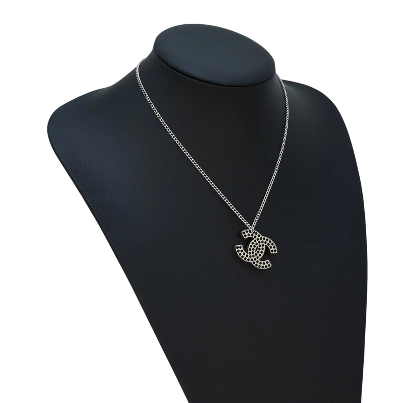 CHANEL パンチング CC ロゴ ネックレス - メタル