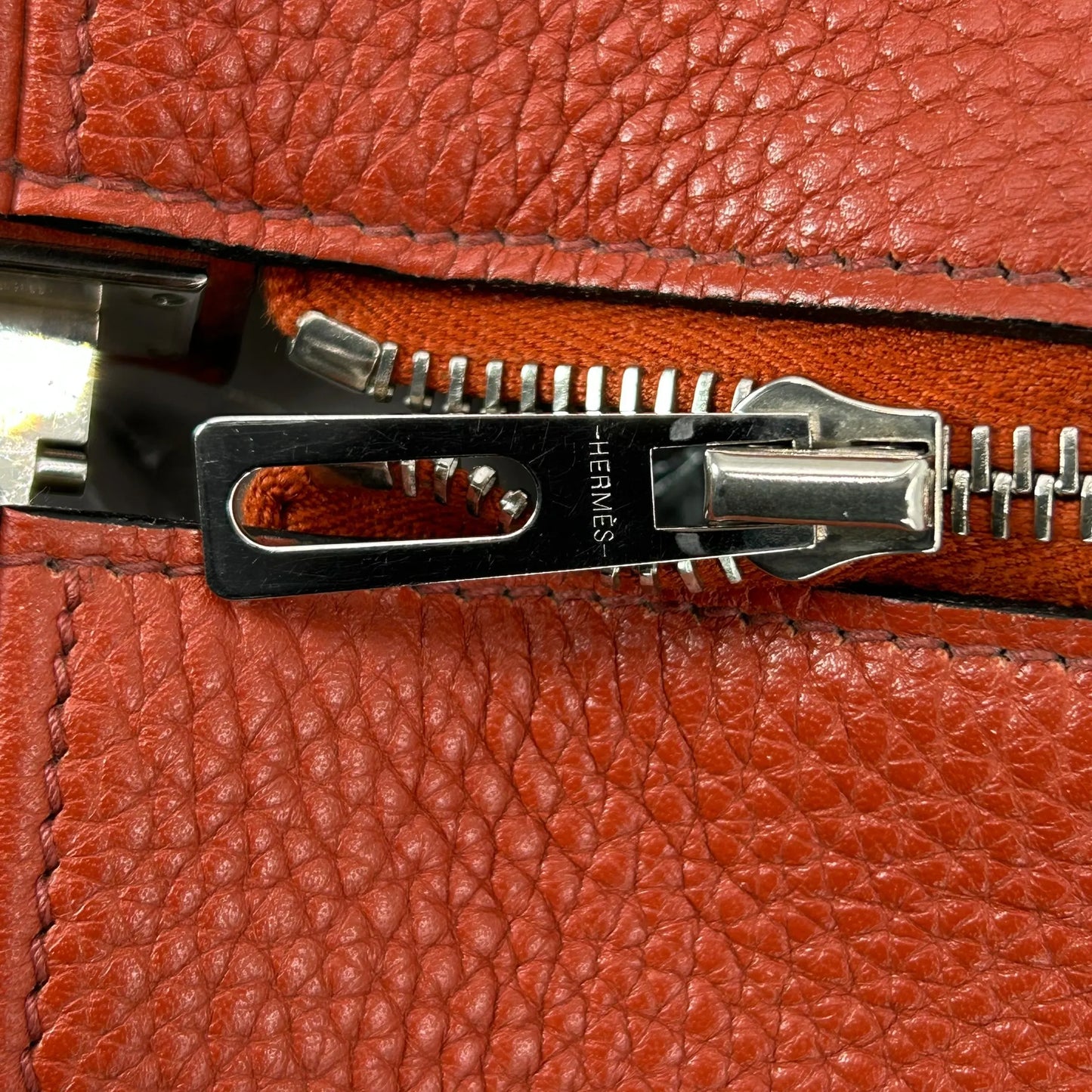 Hermès ヴィクトリア 35 トリヨンクレマンス X刻印（2016年製）ボストンバッグ ハンドバッグ - レッド × オレンジ