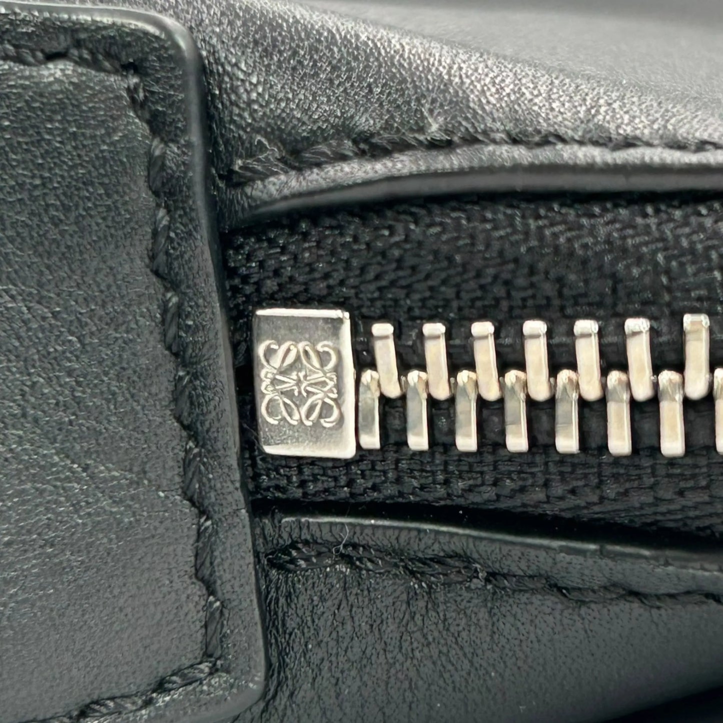 LOEWE キュービィ カーフスキン クロスボディバッグ ショルダーバッグ - ブラック