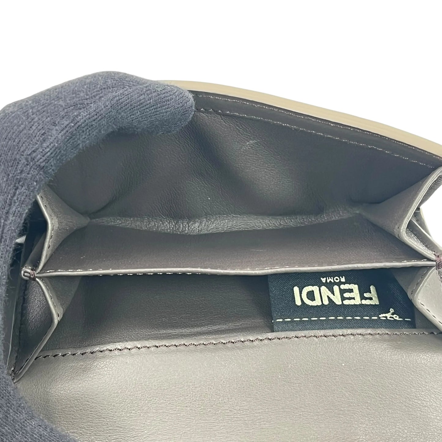 FENDI ピーカブー ツイストロック カーフレザー 二つ折り財布 コンパクトウォレット - ネイビー