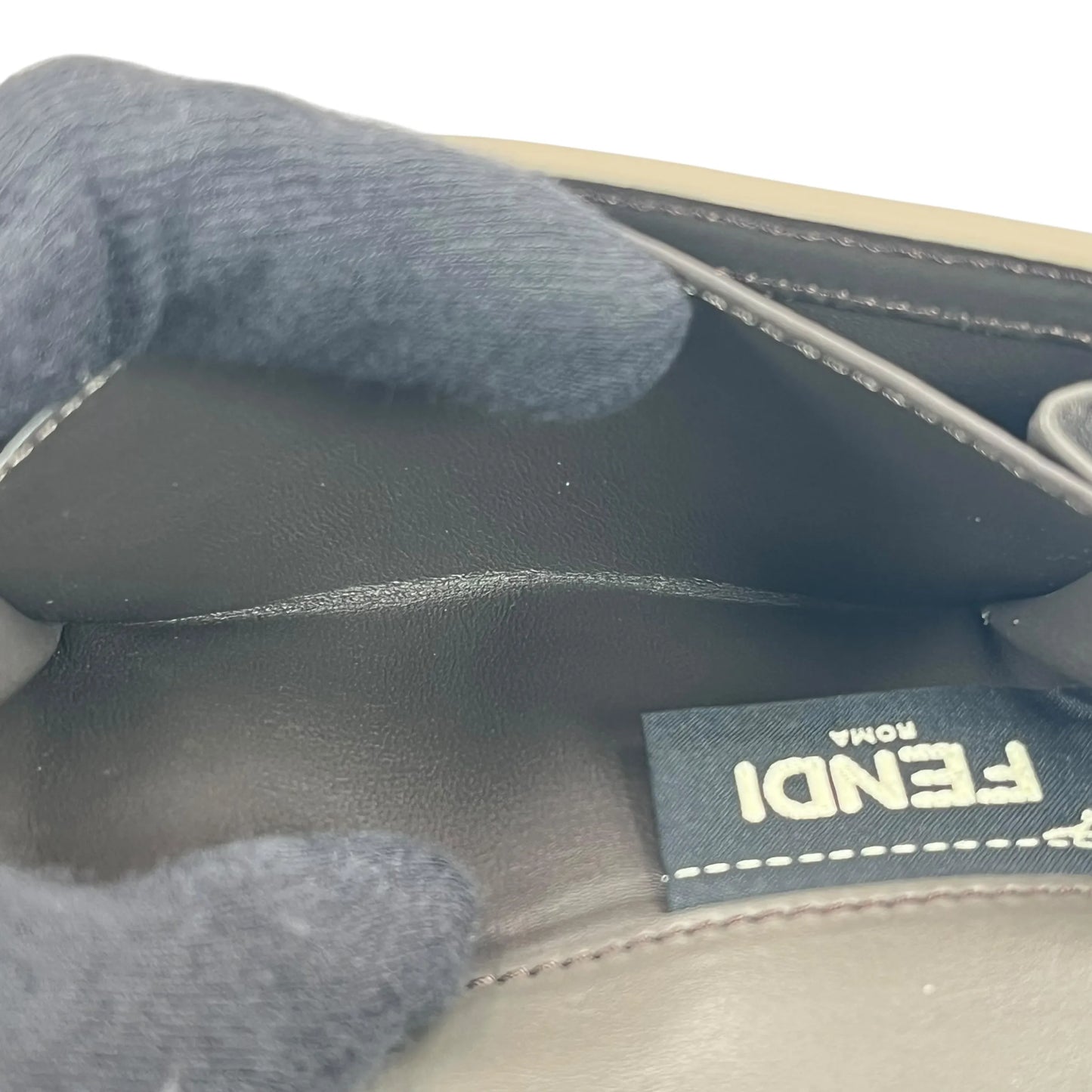 FENDI ピーカブー ツイストロック カーフレザー 二つ折り財布 コンパクトウォレット - ネイビー