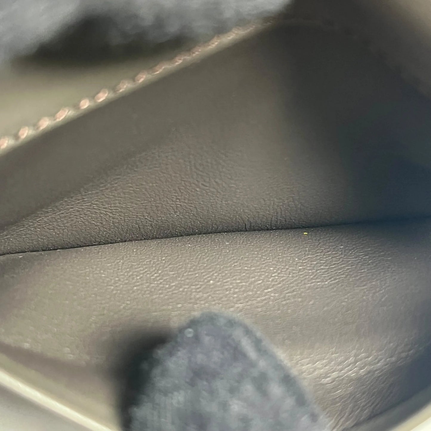 FENDI ピーカブー ツイストロック カーフレザー 二つ折り財布 コンパクトウォレット - ネイビー