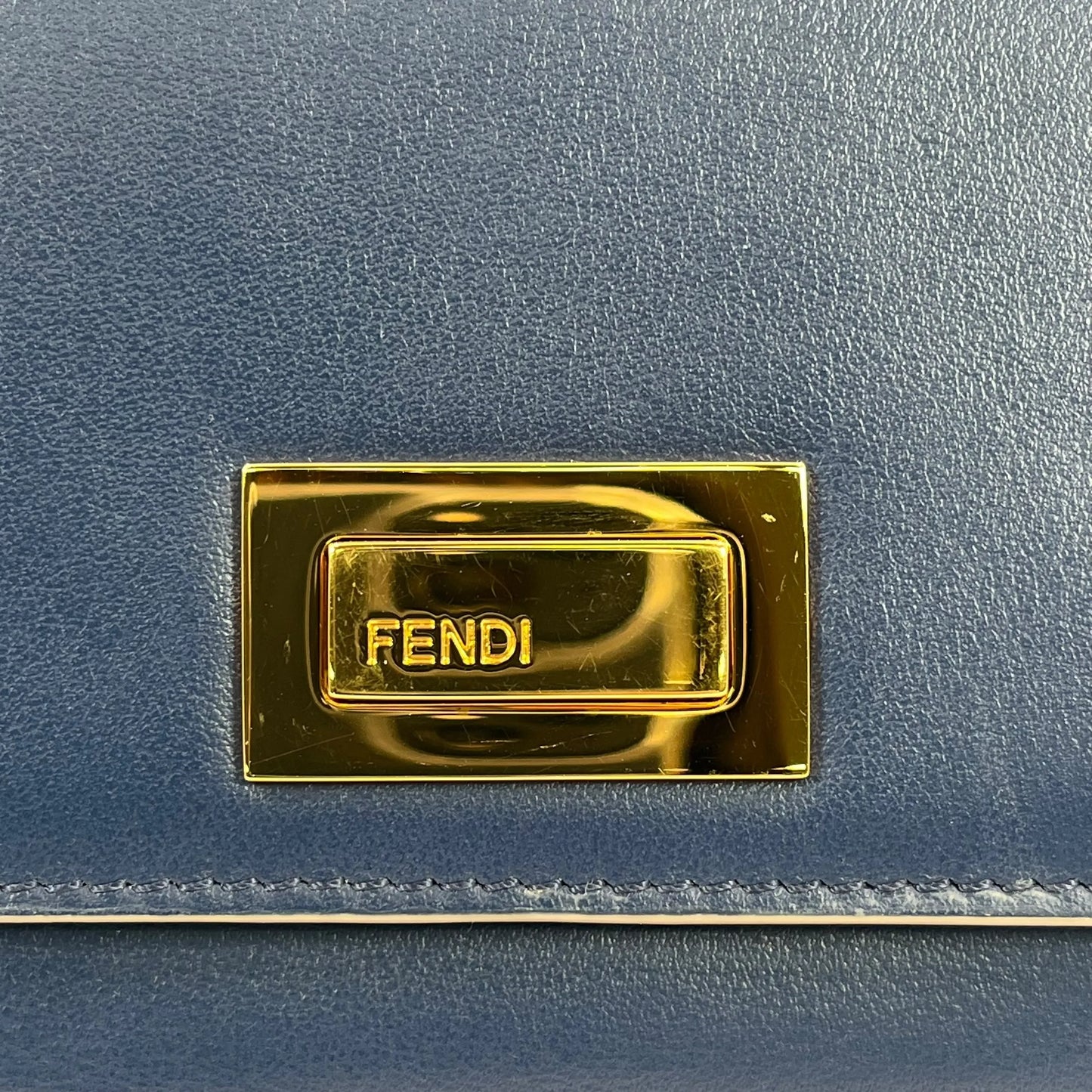 FENDI ピーカブー ツイストロック カーフレザー 二つ折り財布 コンパクトウォレット - ネイビー