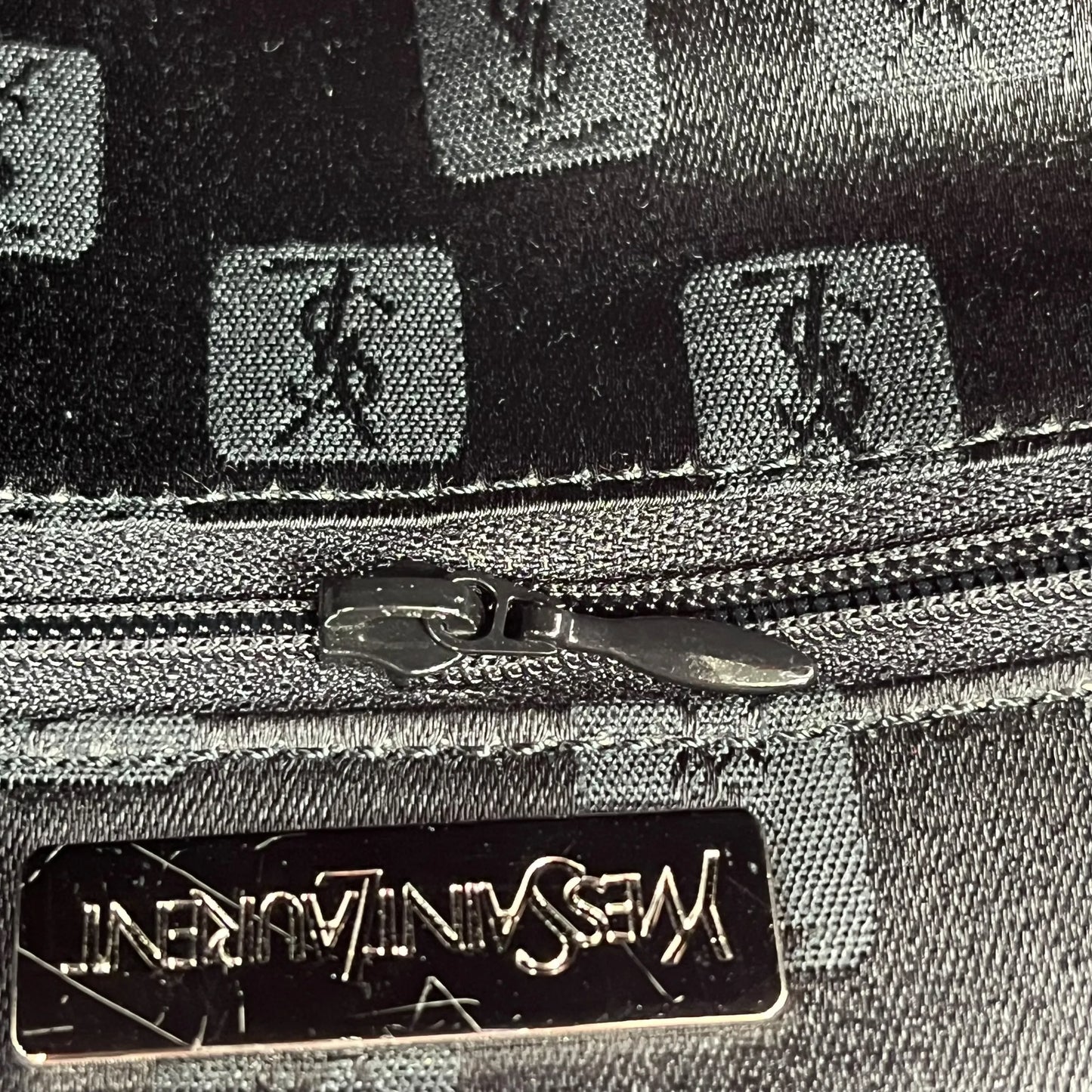 HOLD🔷Saint Laurent エンボスロゴ ナイロン ハンドバッグ - レッド