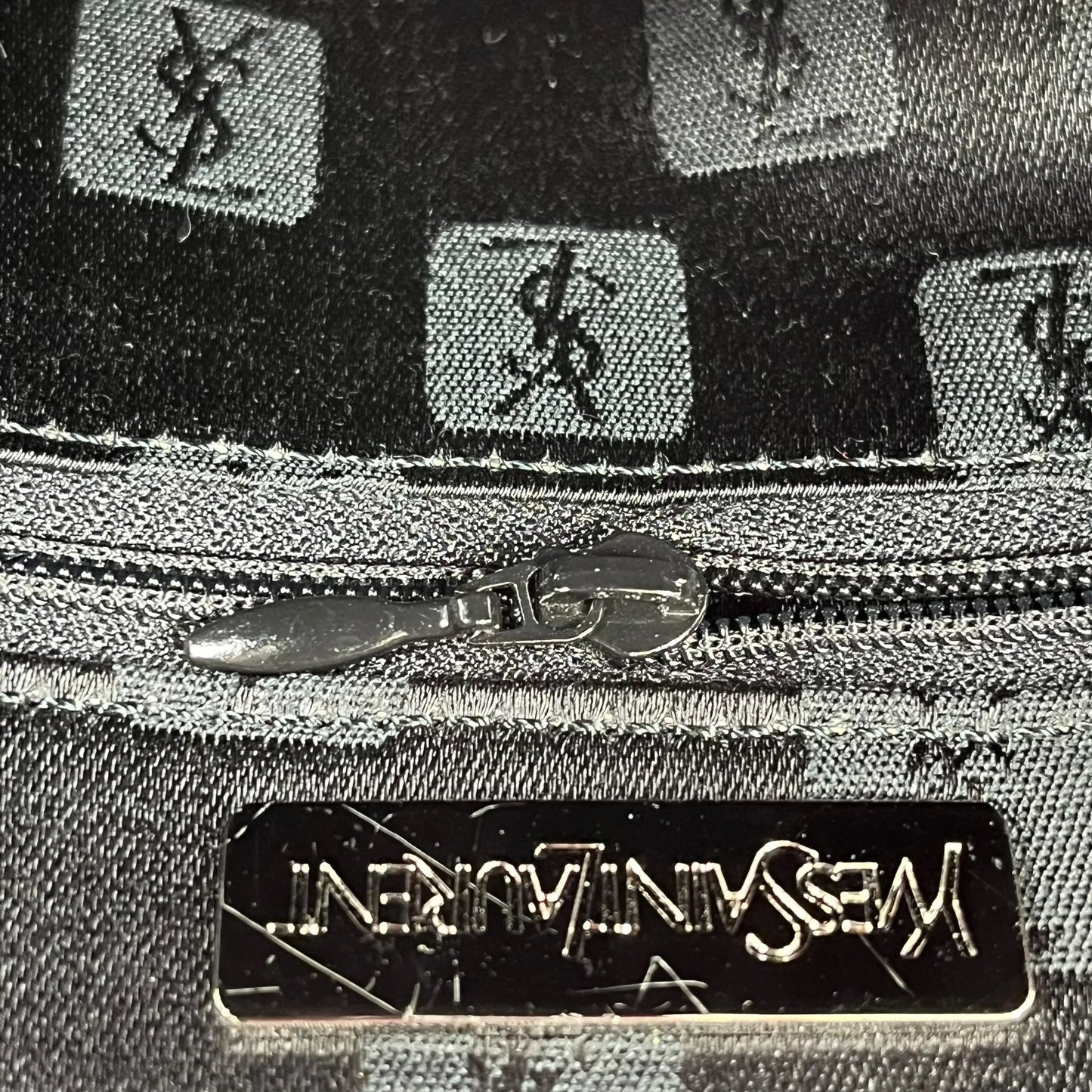 HOLD🔷Saint Laurent エンボスロゴ ナイロン ハンドバッグ - レッド