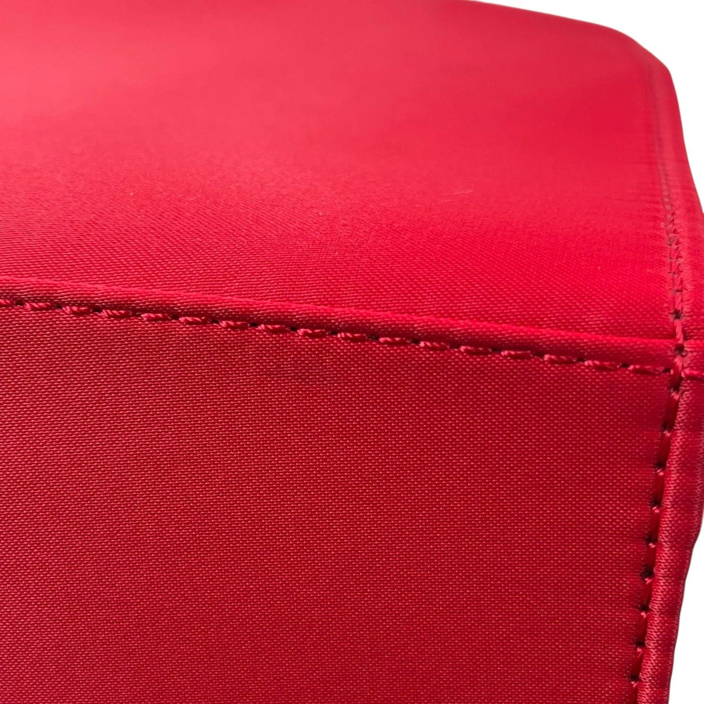 HOLD🔷Saint Laurent エンボスロゴ ナイロン ハンドバッグ - レッド