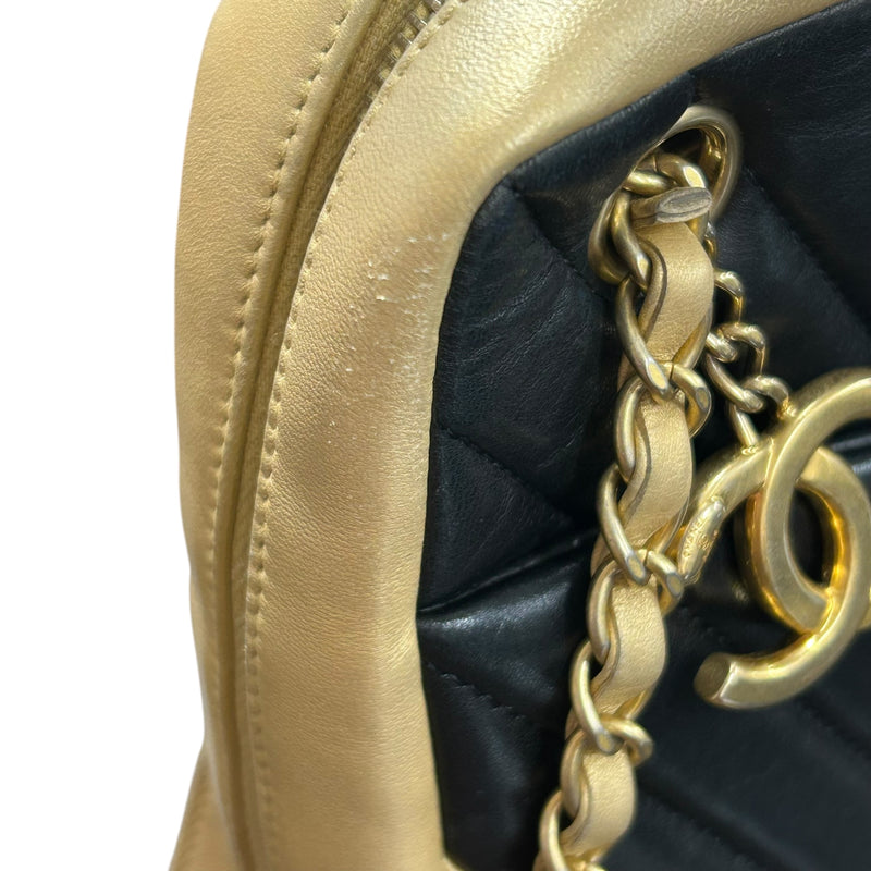 CHANEL シェブロン V-ステッチ CCマーク ハンドバッグ - ブラック × ゴールド