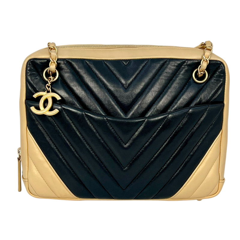 CHANEL シェブロン V-ステッチ CCマーク ハンドバッグ - ブラック × ゴールド