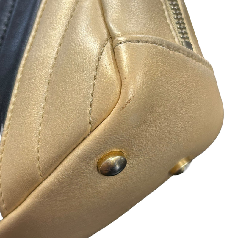 CHANEL シェブロン V-ステッチ CCマーク ハンドバッグ - ブラック × ゴールド