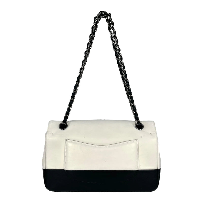 CHANEL カーフスキン ダブルフラップ チェーンショルダーバッグ - ブラック × ホワイト
