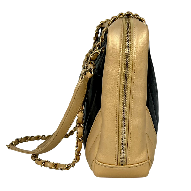 CHANEL シェブロン V-ステッチ CCマーク ハンドバッグ - ブラック × ゴールド