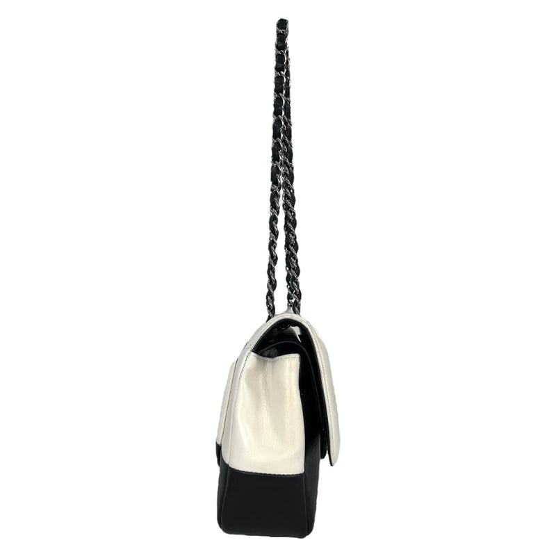 CHANEL カーフスキン ダブルフラップ チェーンショルダーバッグ - ブラック × ホワイト