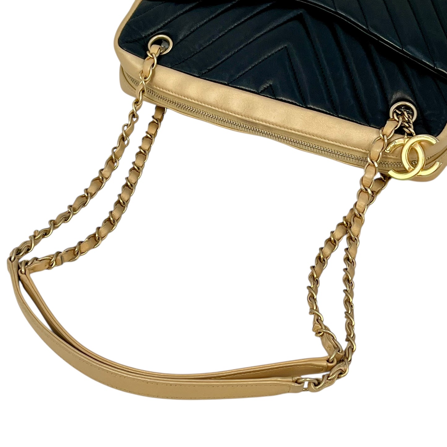 CHANEL シェブロン V-ステッチ CCマーク ハンドバッグ - ブラック × ゴールド