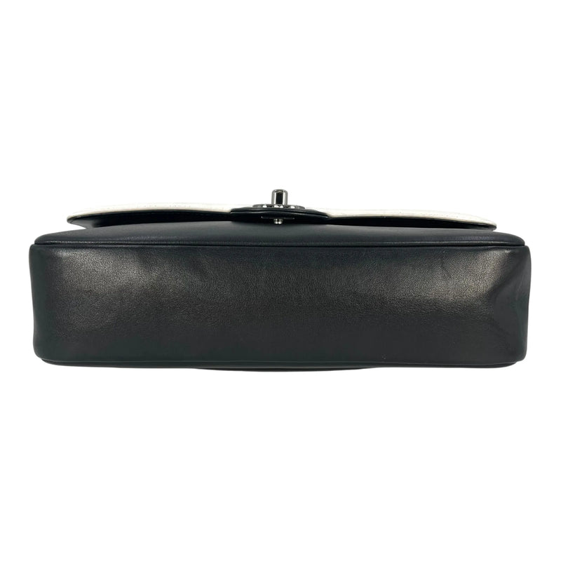 CHANEL カーフスキン ダブルフラップ チェーンショルダーバッグ - ブラック × ホワイト