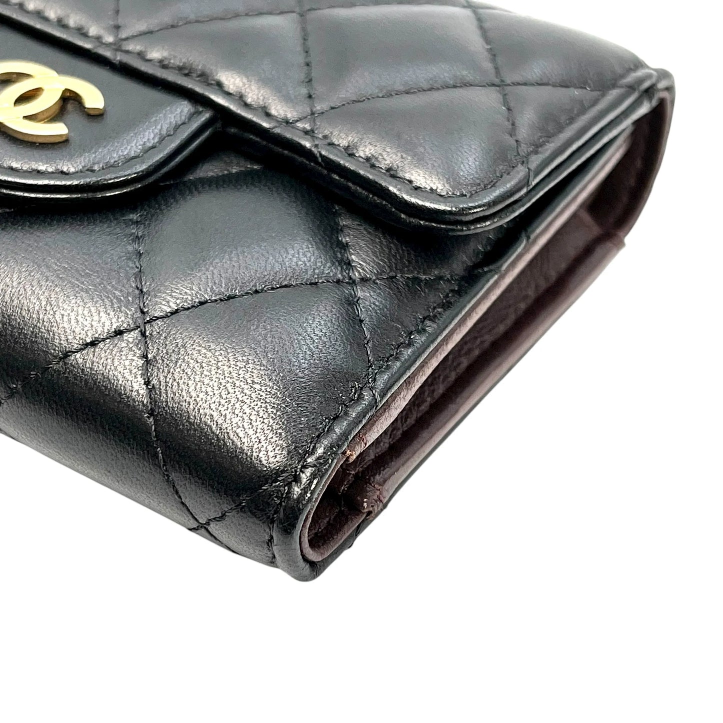 CHANEL マトラッセ クラシック フラップ コンパクトウォレット ラムスキン 三つ折り財布 - ブラック