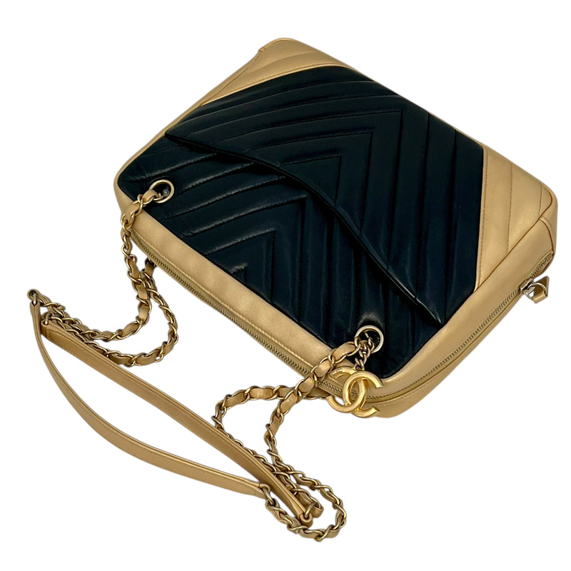 CHANEL シェブロン V-ステッチ CCマーク ハンドバッグ - ブラック × ゴールド
