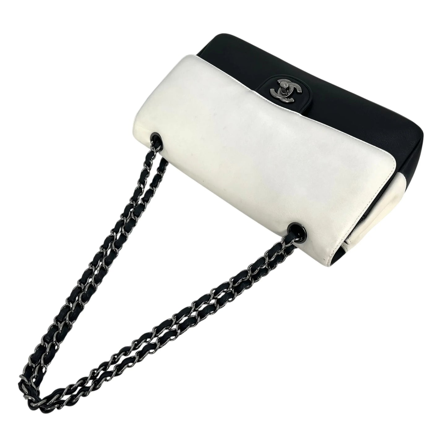 CHANEL カーフスキン ダブルフラップ チェーンショルダーバッグ - ブラック × ホワイト