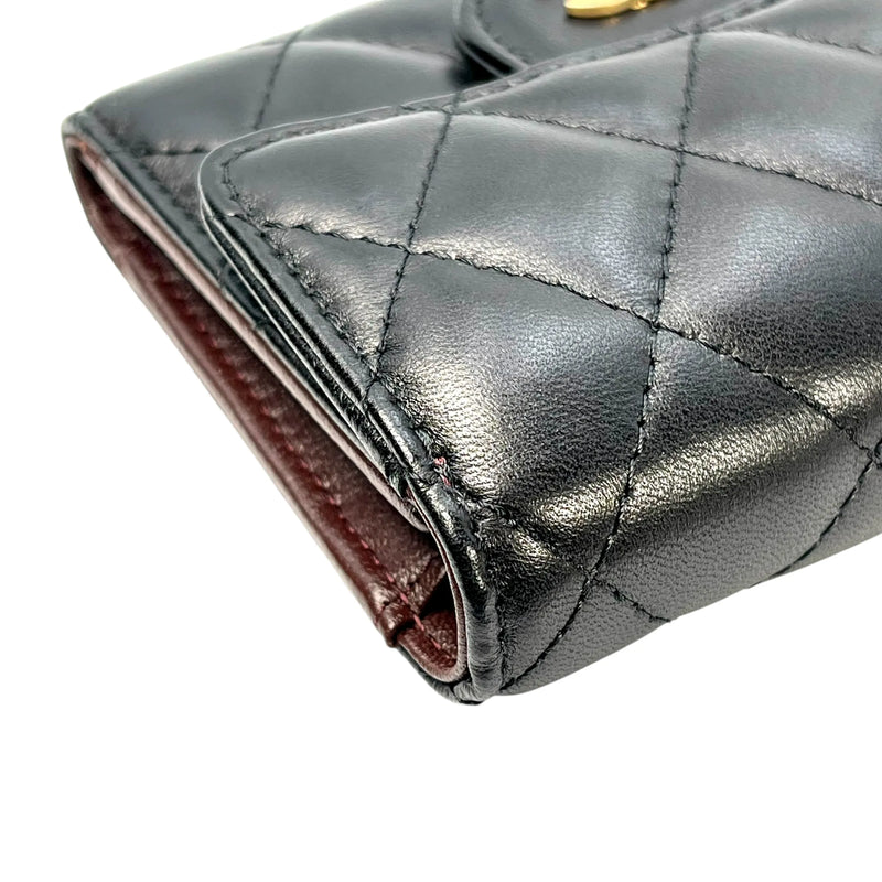 CHANEL マトラッセ クラシック フラップ コンパクトウォレット ラムスキン 三つ折り財布 - ブラック