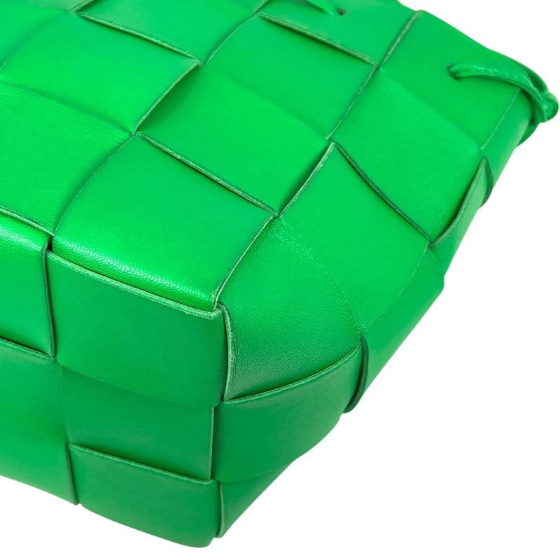 BOTTEGA VENETA Small Cassette Bucket Bag in Intrecciato Leather - Green 
