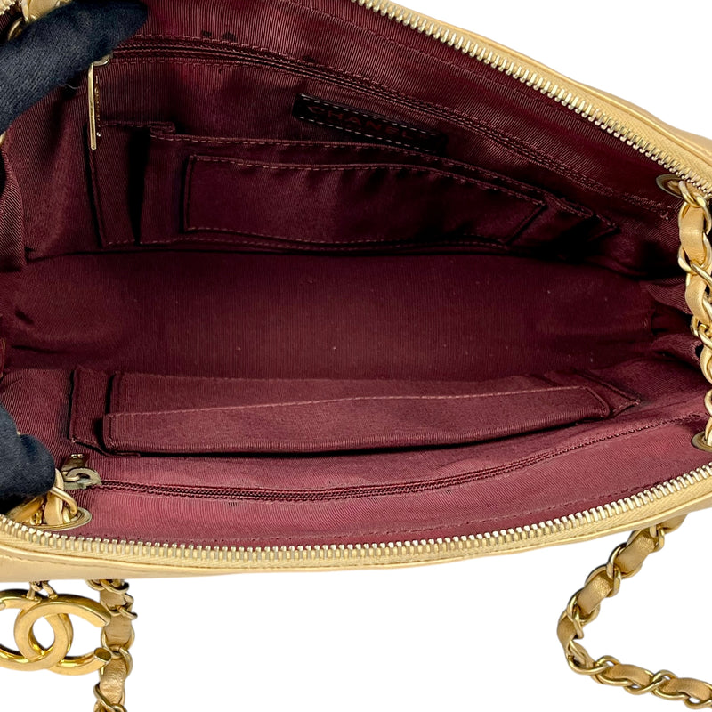 CHANEL シェブロン V-ステッチ CCマーク ハンドバッグ - ブラック × ゴールド