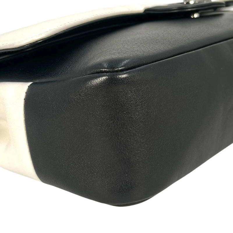 CHANEL カーフスキン ダブルフラップ チェーンショルダーバッグ - ブラック × ホワイト