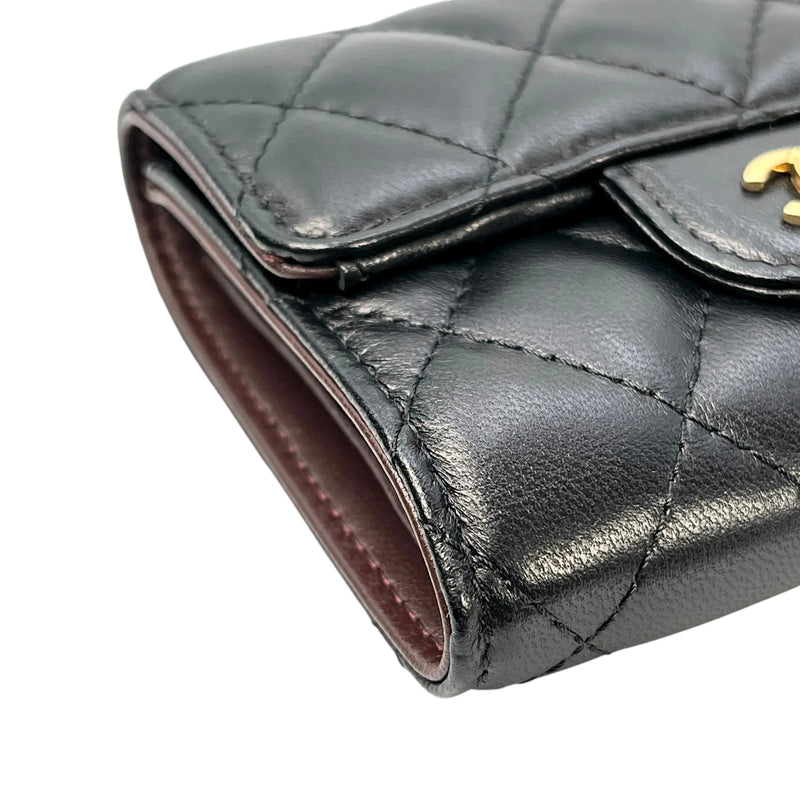 CHANEL マトラッセ クラシック フラップ コンパクトウォレット ラムスキン 三つ折り財布 - ブラック