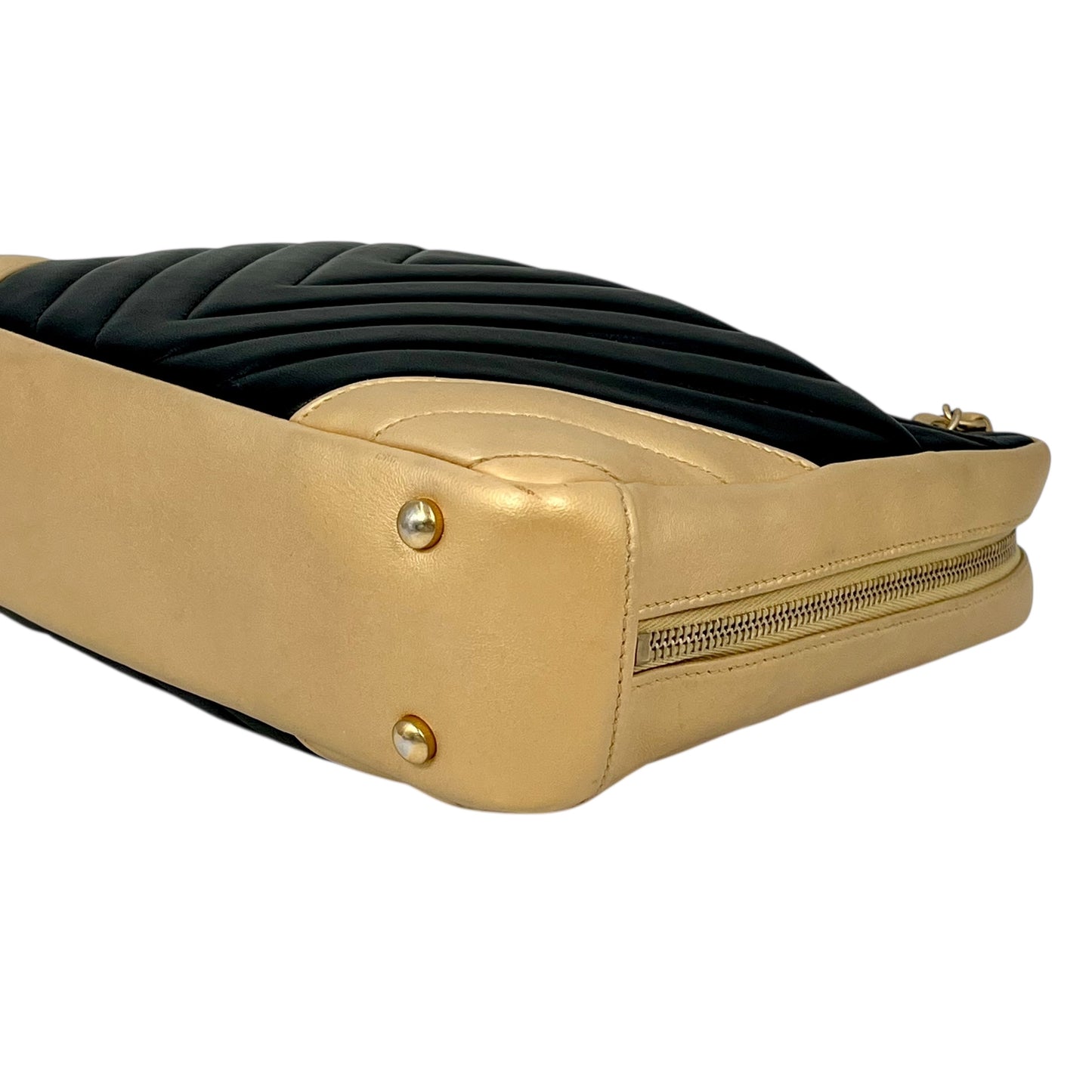 CHANEL シェブロン V-ステッチ CCマーク ハンドバッグ - ブラック × ゴールド