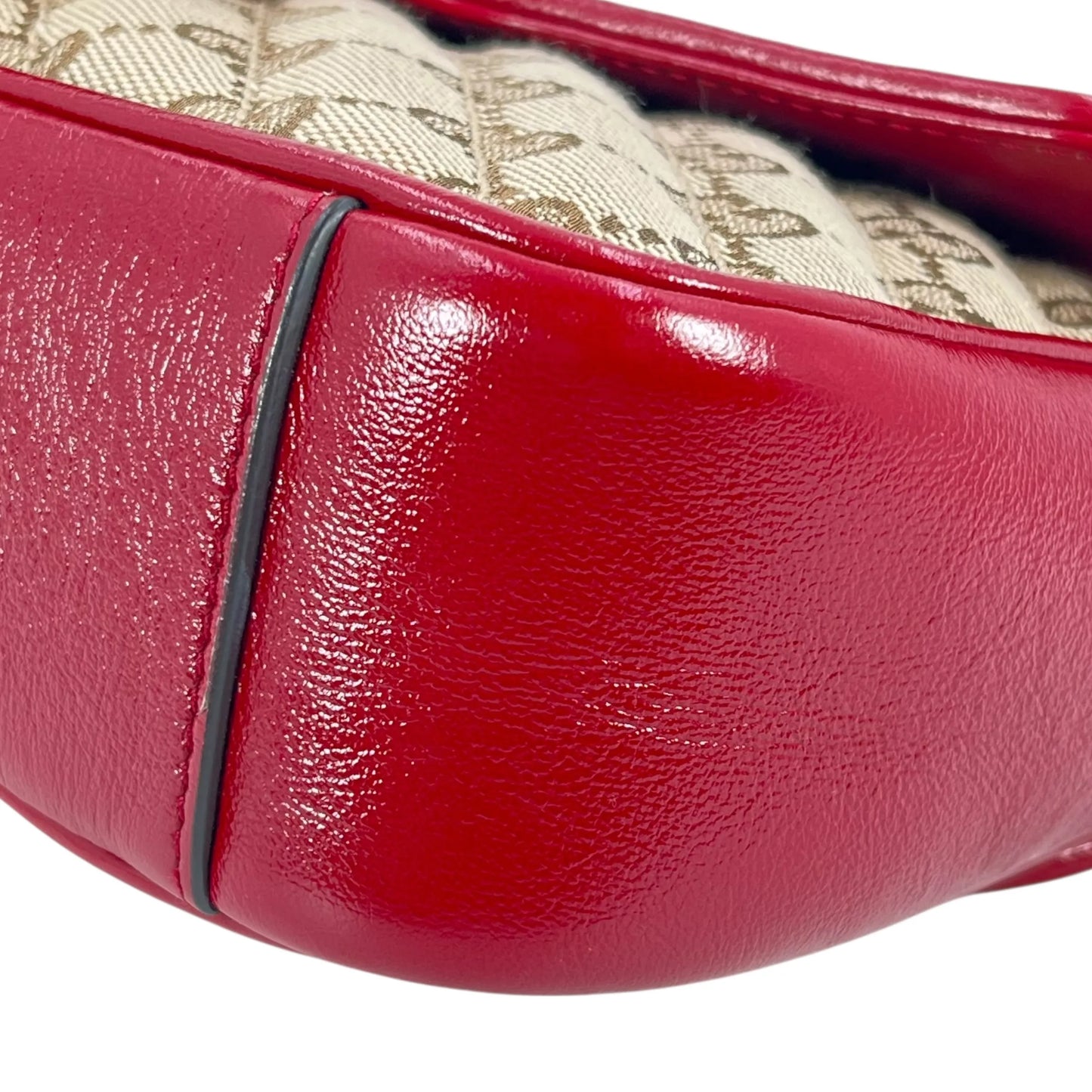 GUCCI GG Marmont Quilted Shoulder Bag - Red 