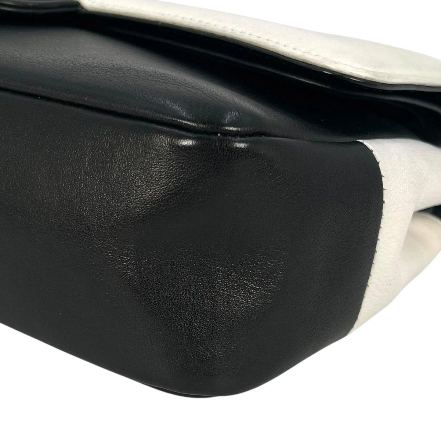 CHANEL カーフスキン ダブルフラップ チェーンショルダーバッグ - ブラック × ホワイト