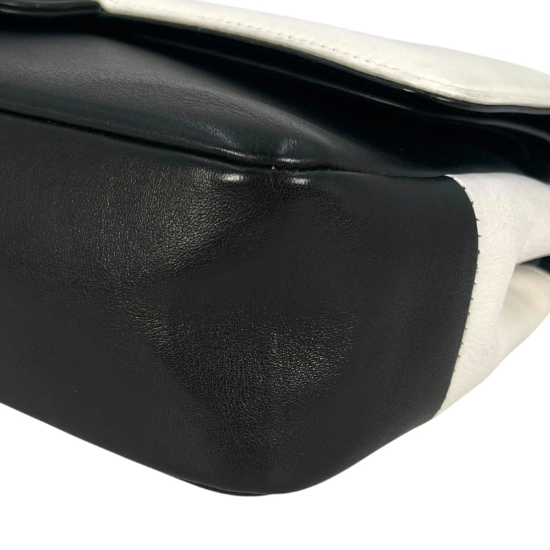 CHANEL カーフスキン ダブルフラップ チェーンショルダーバッグ - ブラック × ホワイト