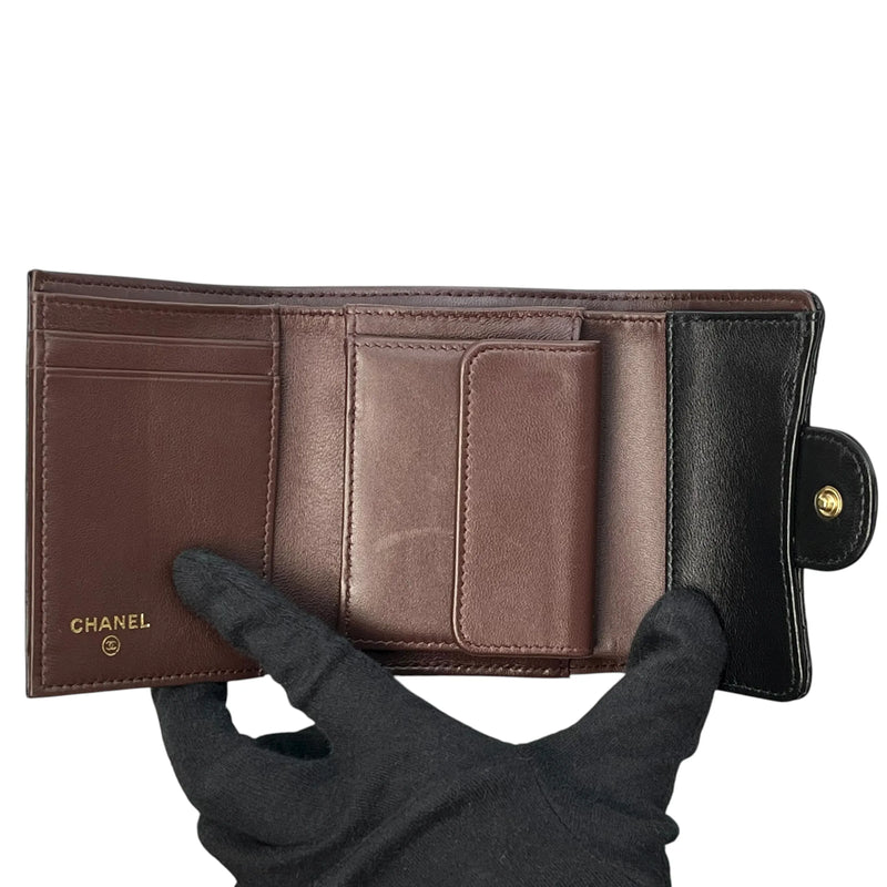 CHANEL マトラッセ クラシック フラップ コンパクトウォレット ラムスキン 三つ折り財布 - ブラック