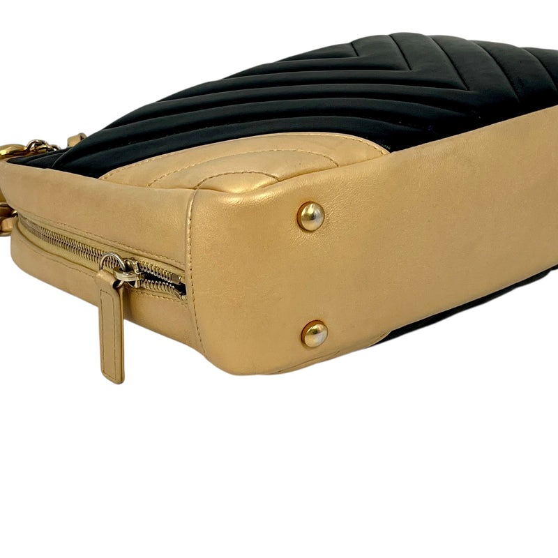 CHANEL シェブロン V-ステッチ CCマーク ハンドバッグ - ブラック × ゴールド