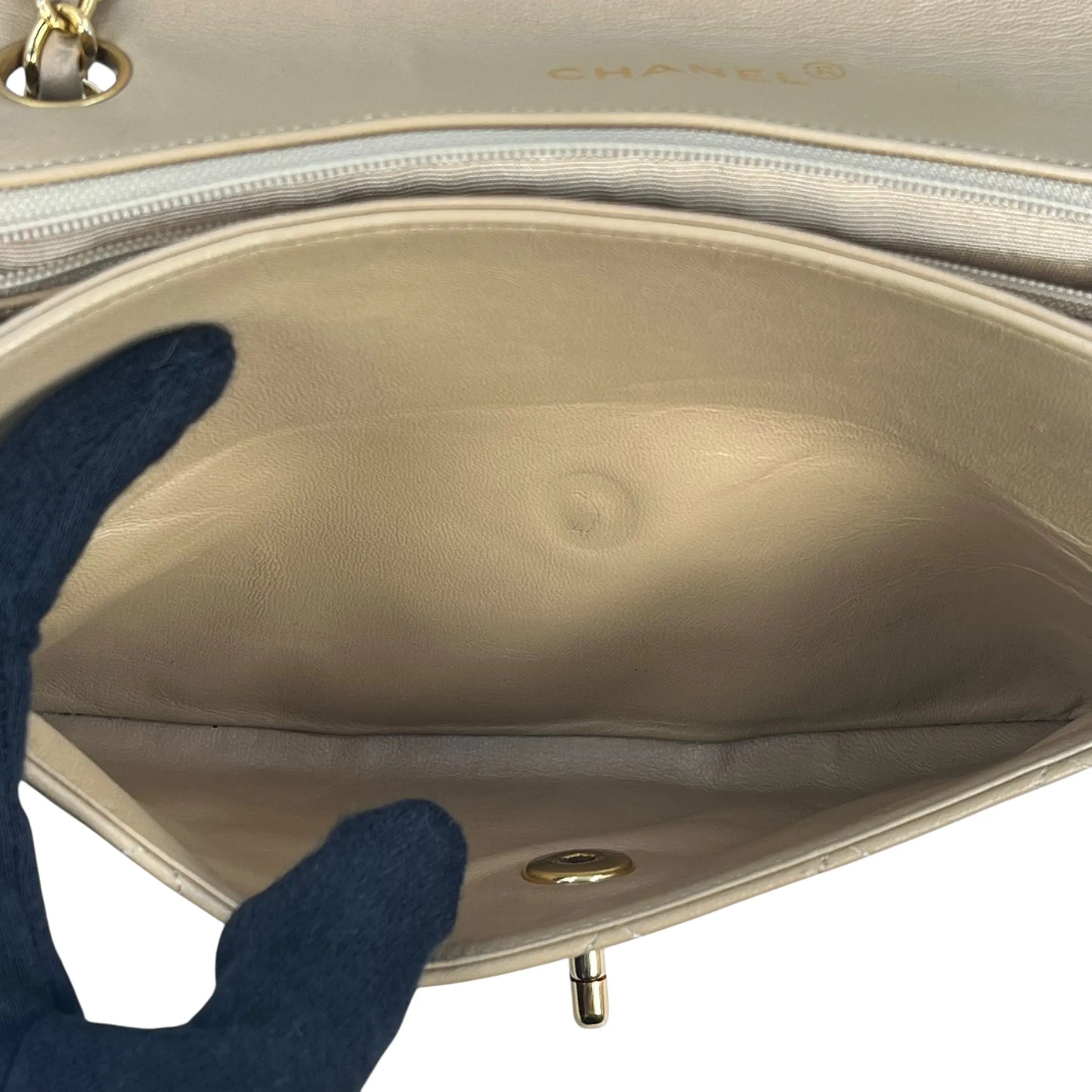 CHANEL 2.55 イーストウエスト マトラッセ チェーンショルダーバッグ - ベージュ