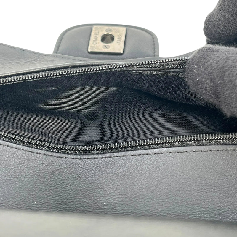 CHANEL カーフスキン ダブルフラップ チェーンショルダーバッグ - ブラック × ホワイト