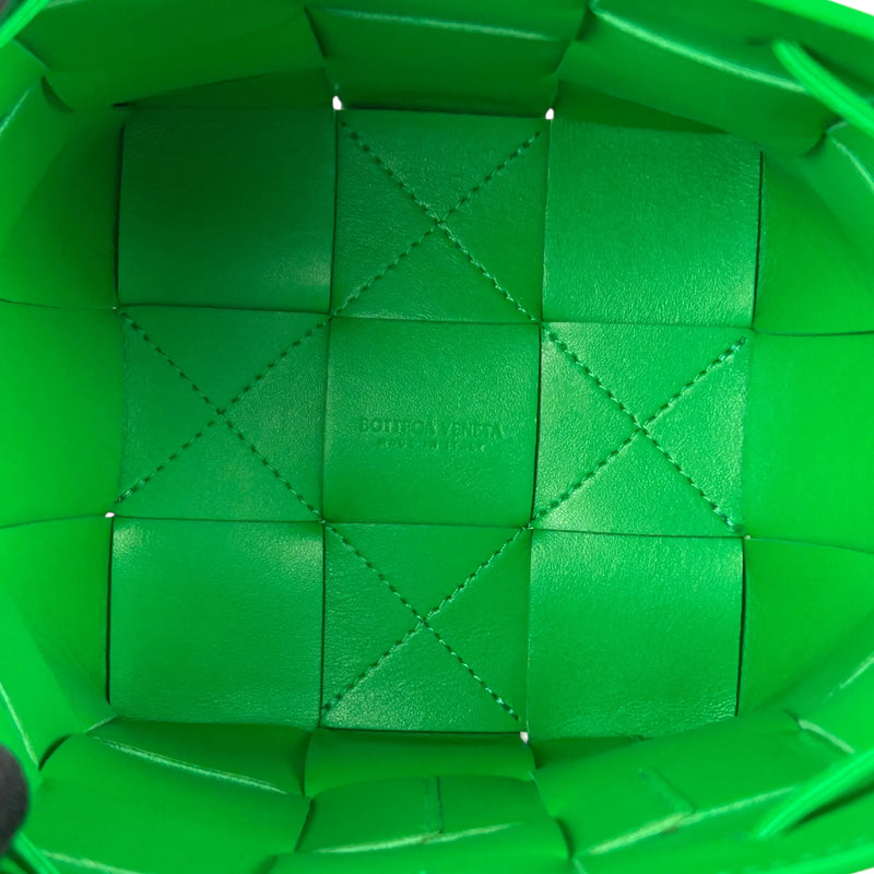 BOTTEGA VENETA Small Cassette Bucket Bag in Intrecciato Leather - Green 