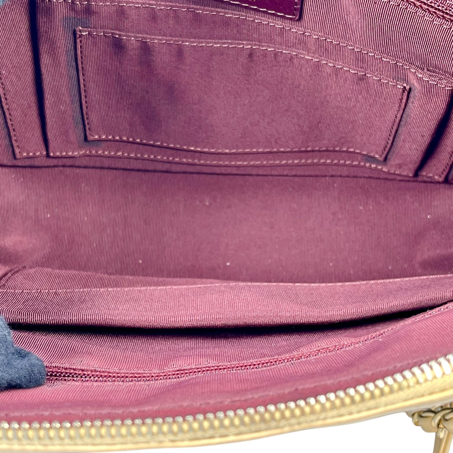 CHANEL シェブロン V-ステッチ CCマーク ハンドバッグ - ブラック × ゴールド