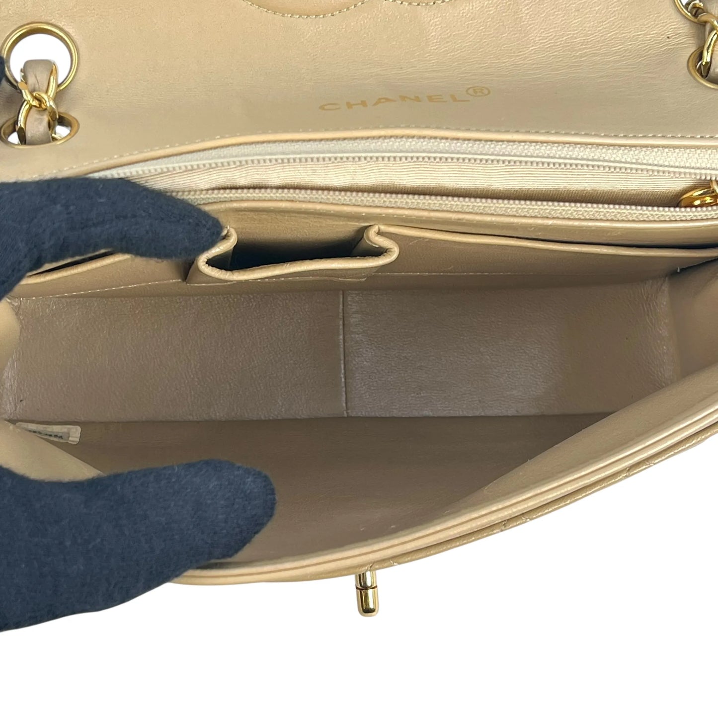 CHANEL 2.55 イーストウエスト マトラッセ チェーンショルダーバッグ - ベージュ