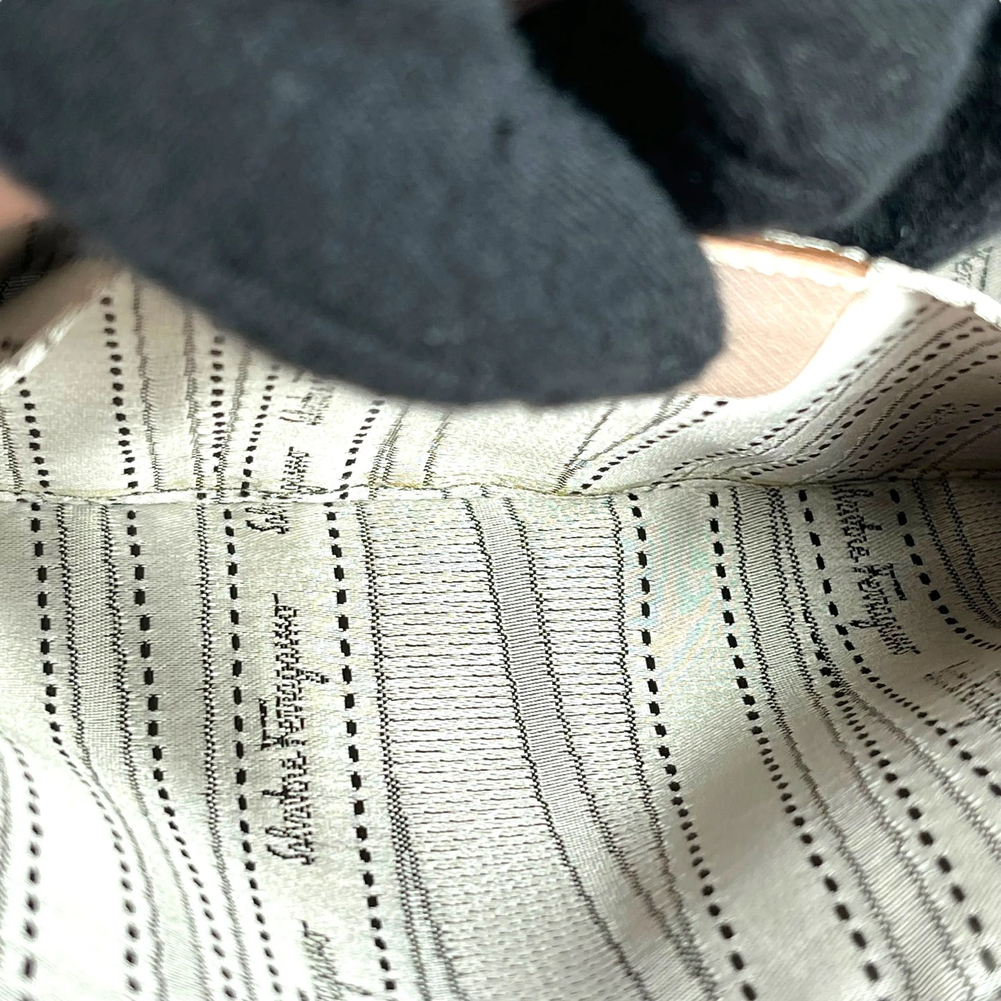 Ferragamo Gancini Leather Shoulder Bag - Pink 