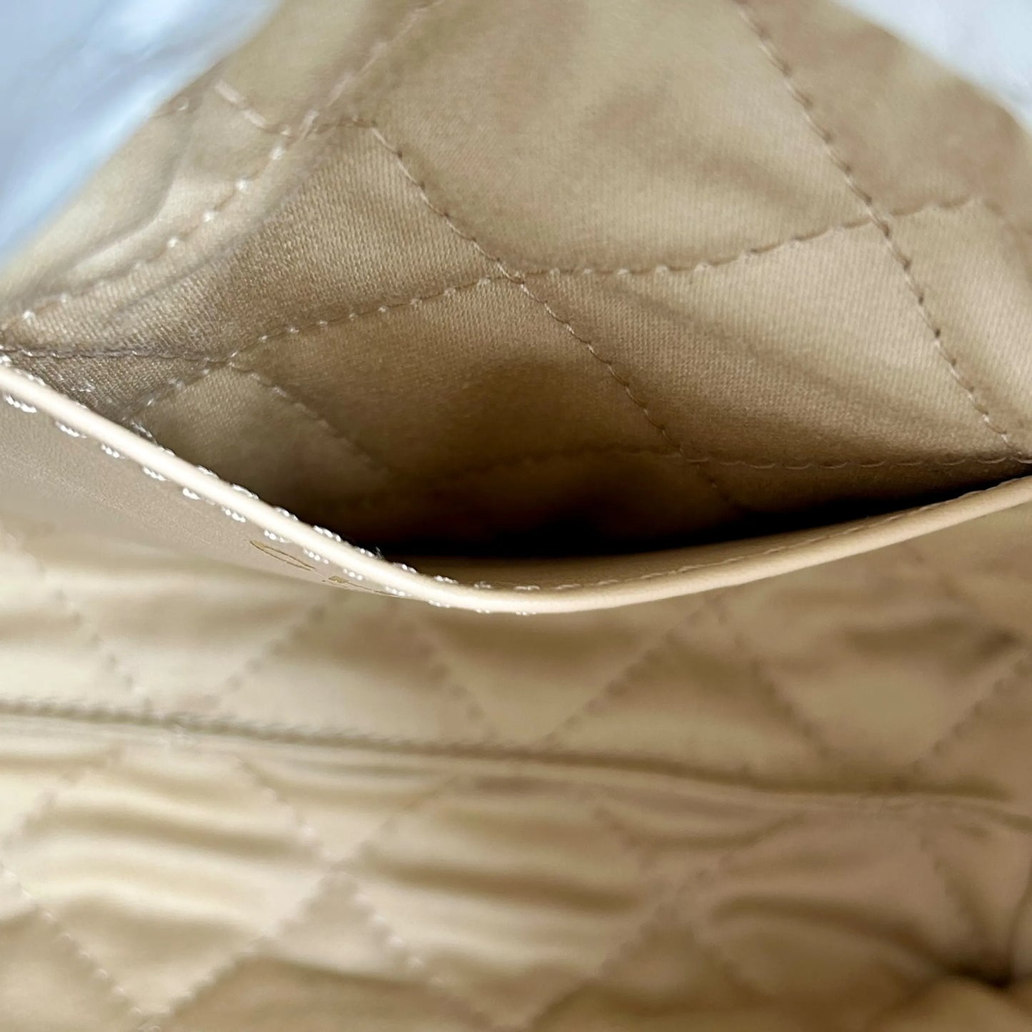 CHANEL Calfskin 22 Mini Handbag with Chain Shoulder Bag - White 