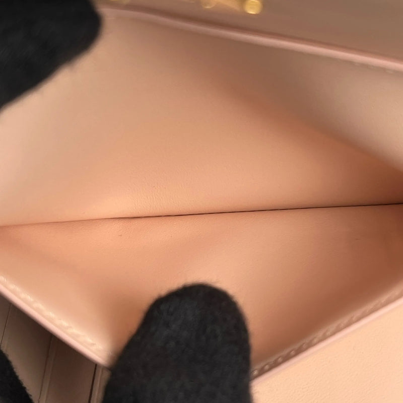 LOUIS VUITTON Portefeuille Capucines Compact Wallet - Pink 