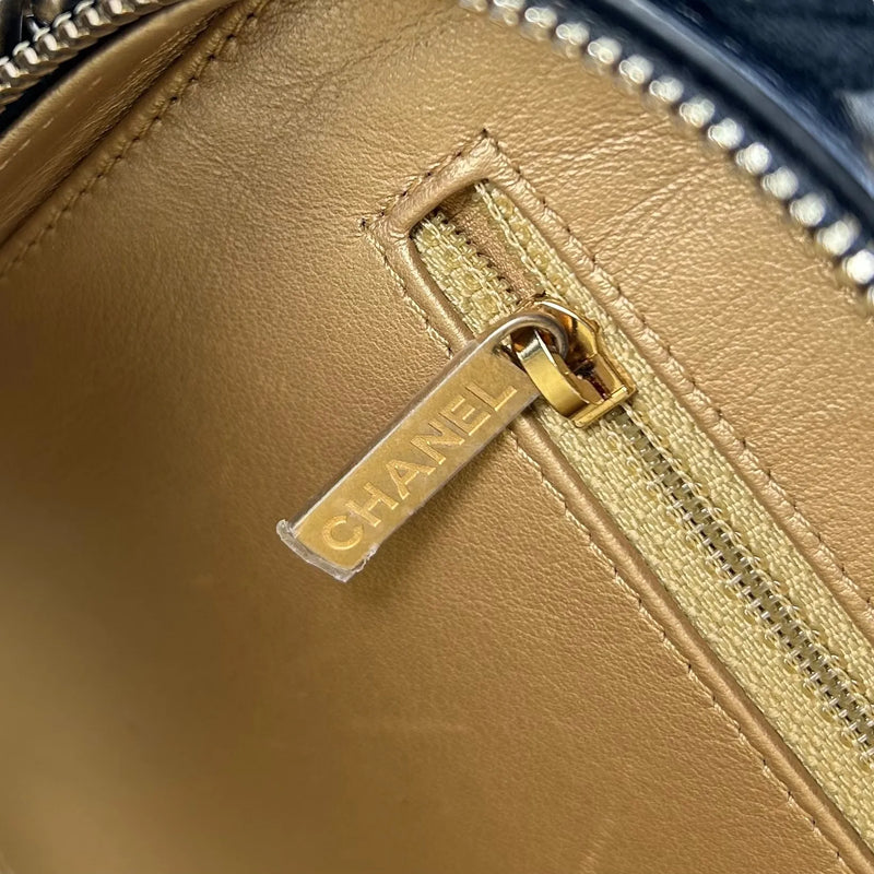 CHANEL Matelasse Vanity Bag with Chain Shoulder Bag - Black 