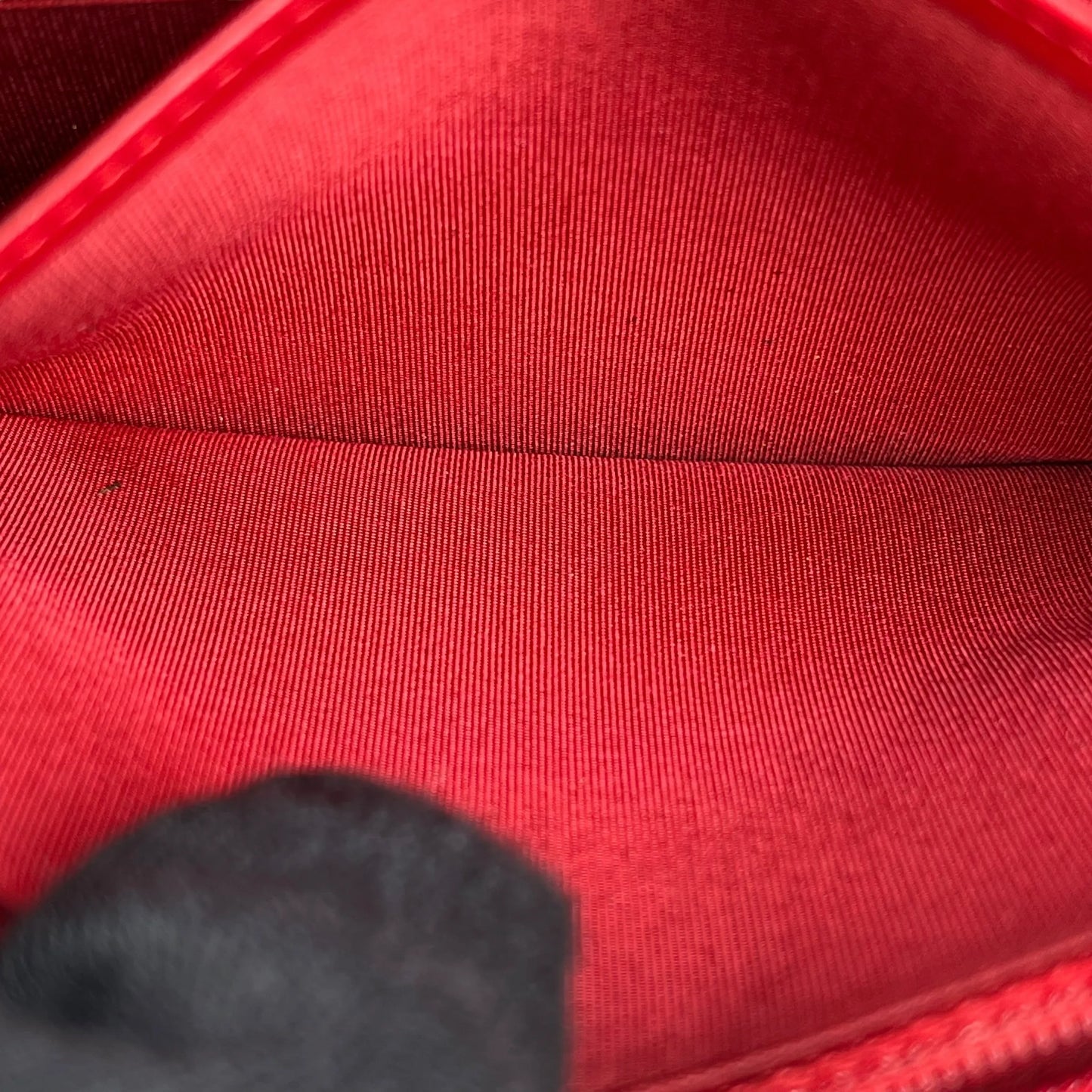 CHANEL CC Filigree Caviar Leather Chain Wallet - Red 