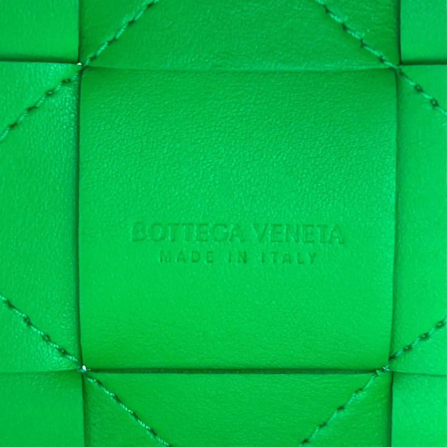 BOTTEGA VENETA Small Cassette Bucket Bag in Intrecciato Leather - Green 