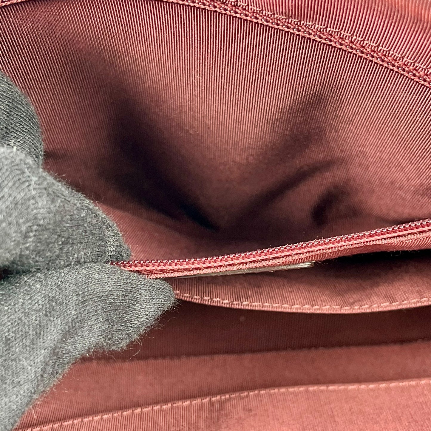 CHANEL シェブロン V-ステッチ CCマーク ハンドバッグ - ブラック × ゴールド