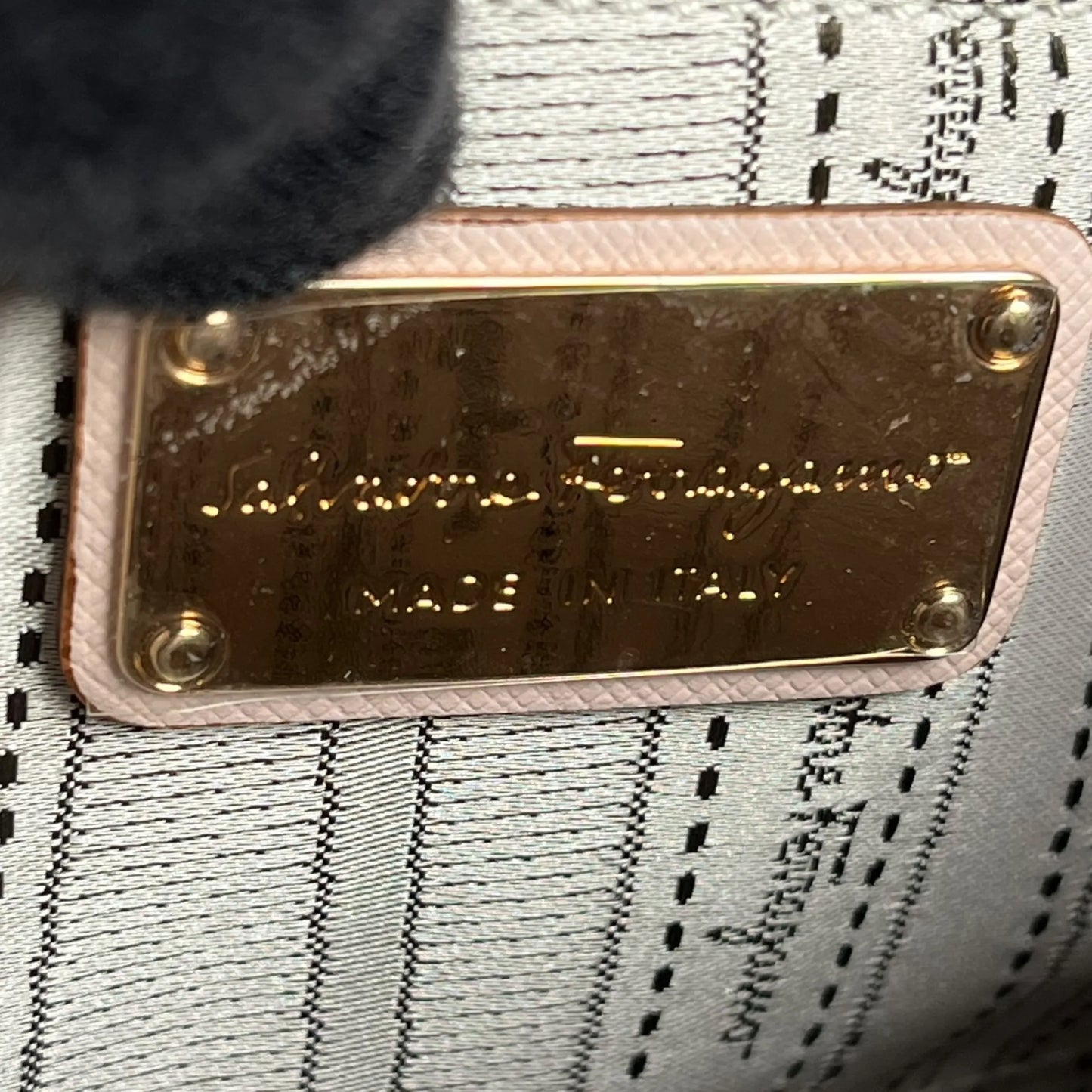 Ferragamo Gancini Leather Shoulder Bag - Pink 