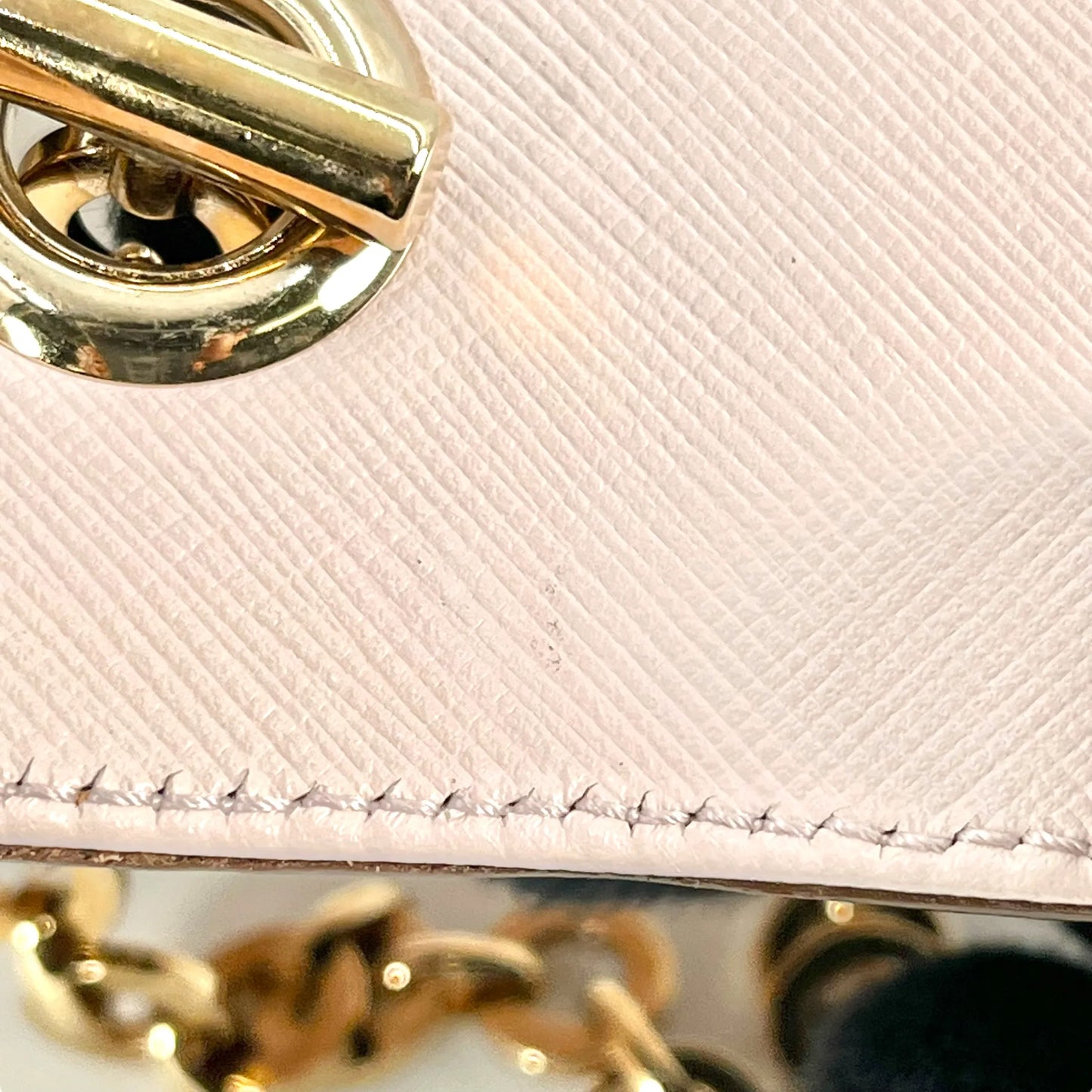 Ferragamo Gancini Leather Shoulder Bag - Pink 