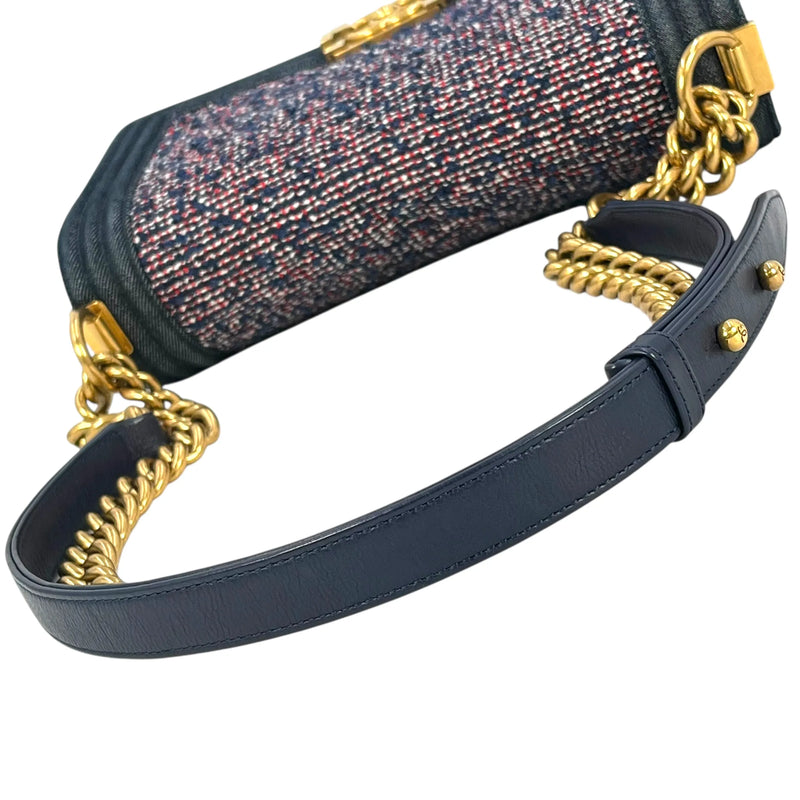 CHANEL ボーイ フラップ チェーンショルダーバッグ - ネイビー × マルチカラー